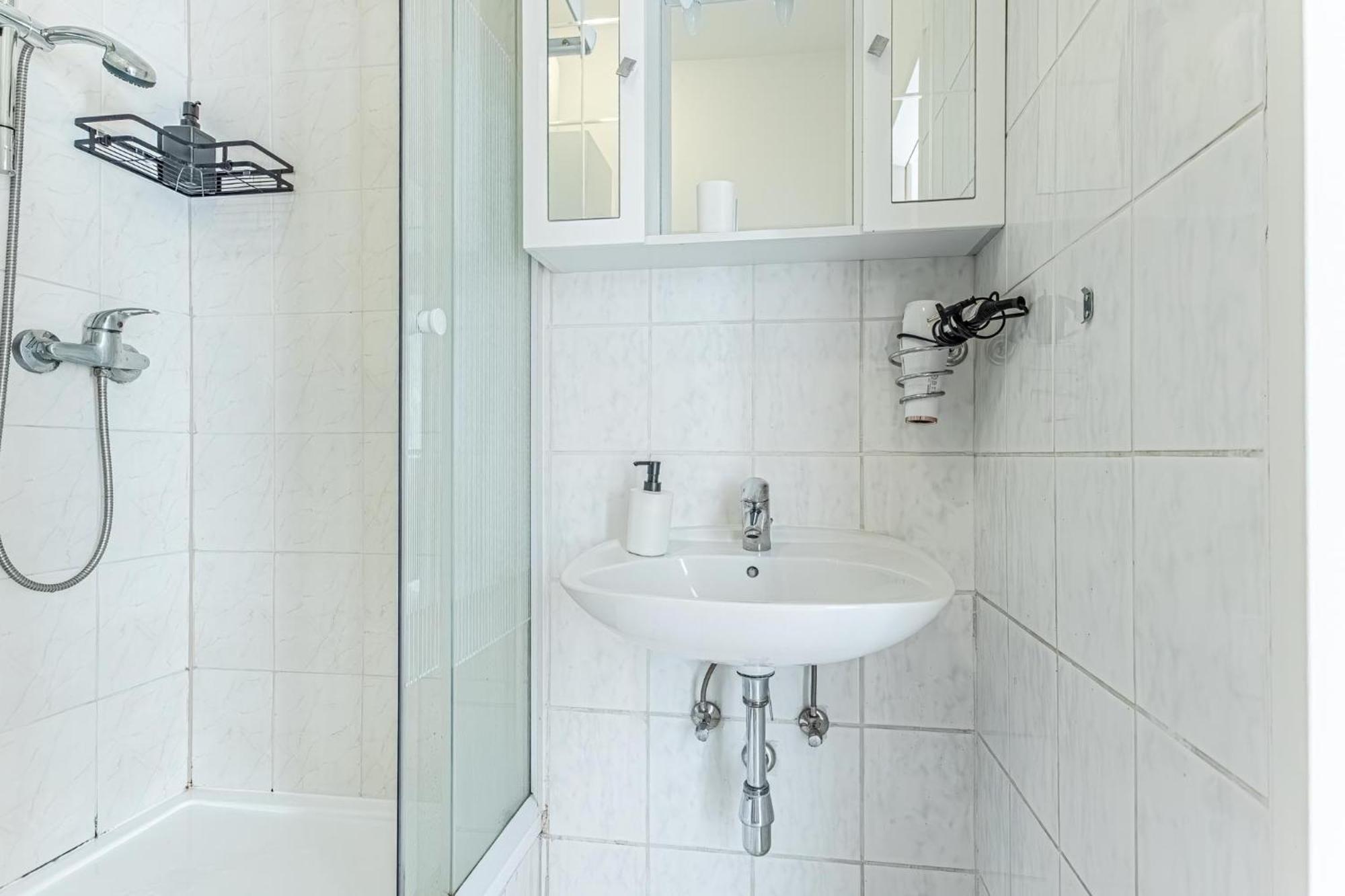 City Vibes: 1Br Apt, 10 Min To Westbahnhof Wien Exterior foto
